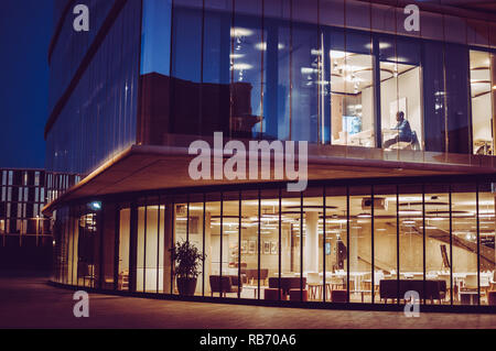 Ein Mann spät Studieren in der Nacht in der blavatnik Schule der Regierung, Walton Street, Jericho, Oxford. Stockfoto