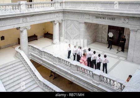 Feiern Fiesta de Quince años (quinceañera) ist ein Mädchen 15. Geburtstag in Salt Lake City, Utah. Stockfoto