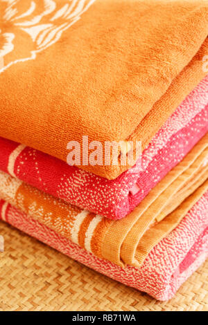 Ein Stapel von rosa und orange Farbe Handtücher in der Nähe zu sehen. Stockfoto