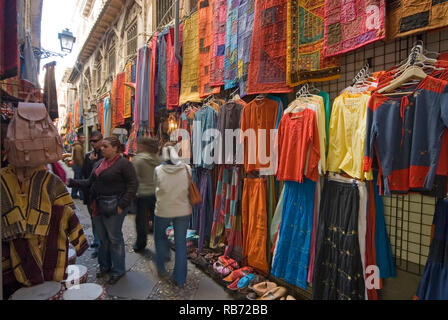 Geschäfte namens Alcaiceria in einem Markt, Granada, Spanien Stockfoto