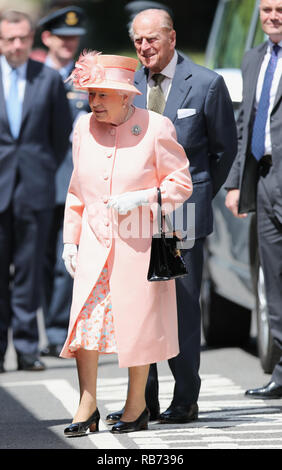 Queen Elizabeth II, kommt am Bahnhof Slough, Berkshire. Stockfoto