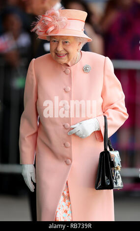 Queen Elizabeth II, kommt am Bahnhof Slough, Berkshire. Stockfoto