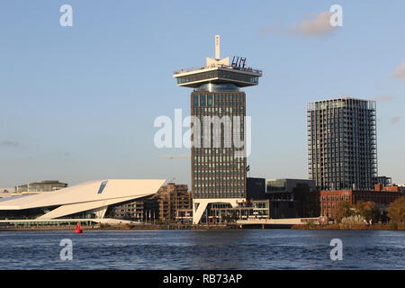 Die EINE 'DAM Tower ist ein fast hundert Meter hohen Turm auf dem IJ-Banken in Amsterdam-Noord. Der Turm wurde im Jahre 1966 von dem niederländischen Architekten Arthur Staal im Auftrag der Royal Shell entwickelt. Das Gebäude wurde daher besser durch viele Amsterdammers als Hölle Tower" bekannt. Im Jahr 2016, der Turm war ein 'DAM Toren nach einer zweijährigen Renovierung umbenannt. Stockfoto