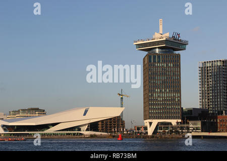 Die EINE 'DAM Tower ist ein fast hundert Meter hohen Turm auf dem IJ-Banken in Amsterdam-Noord. Der Turm wurde im Jahre 1966 von dem niederländischen Architekten Arthur Staal im Auftrag der Royal Shell entwickelt. Das Gebäude wurde daher besser durch viele Amsterdammers als Hölle Tower" bekannt. Im Jahr 2016, der Turm war ein 'DAM Toren nach einer zweijährigen Renovierung umbenannt. Stockfoto