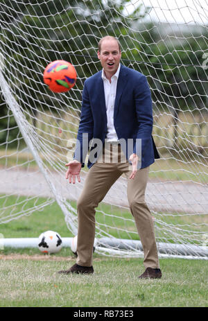 Kensington Palace am 13. Juli 2017 der Herzog von Cambridge, Präsident des Fußball-Verbandes spielt im Ziel, wie er in der England Frauen Fußball Team verbindet. Stockfoto