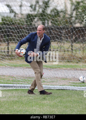 Kensington Palace am 13. Juli 2017 der Herzog von Cambridge, Präsident des Fußball-Verbandes spielt im Ziel, wie er in der England Frauen Fußball Team verbindet. Stockfoto