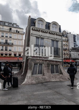 PARIS KUNST - SKULPTUR EINES KLEINEN'immeuble "RISING VOM BÜRGERSTEIG AUS PARIS GARE DU NORD BAHNHOF PARIS STREET ART @ Frédéric BEAUMONT Stockfoto