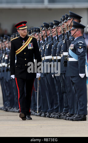 Prinz Harry inspiziert die Guard, als er die RAF Regiment präsentiert mit der neuen Königin Farben im Namen Ihrer Majestät während ein trommelfell Festakts Stockfoto