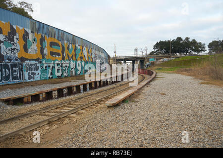 Graffiti und Eisenbahnschienen, New Orleans, Louisiana. Stockfoto