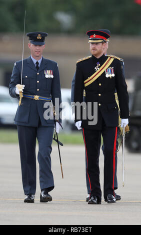 Prinz Harry inspiziert die Guard, als er die RAF Regiment präsentiert mit Farbe eine neue Königin im Namen Ihrer Majestät während ein trommelfell Zeremonie Stockfoto