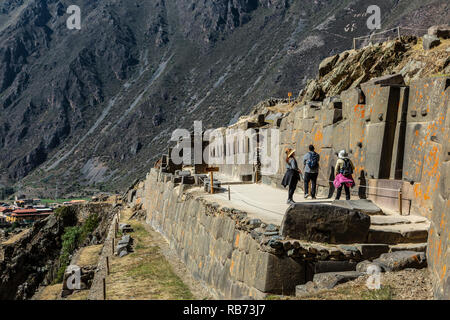 Menschen auf dem Sektor der Zehn Nischen, Ollantaytambo Inkaruinen, Arequipa, Cusco, Peru Stockfoto