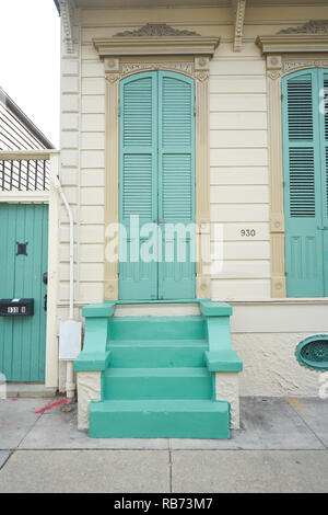 Tür und Schritte, French Quarter, New Orleans, Louisiana. Stockfoto