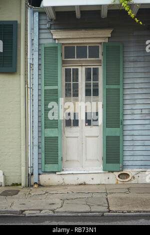 Alte Tür im Französischen Viertel, New Orleans, Louisiana. Stockfoto