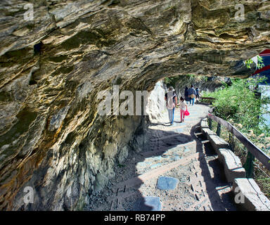 Chiayi County, Taiwan - Dez. 3, 2018 - Taroko Nationalpark Granit/Marmor zu Fuß durch die Berge zu Fuß weg, mit atemberaubender Aussicht. Stockfoto