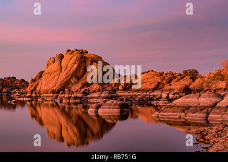 Sonnenuntergang auf den Felsen mit Reflexion & Farbe Stockfoto