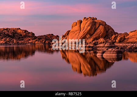 Sonnenuntergang am See Farben Stockfoto