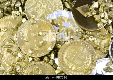 Satz von cryptocurrencies mit einem goldenen Bitcoin in Gold Nuggets. Crypto Währung Münzen stack, Bitcoin, des Astraleums, Litecoin, Welligkeit im goldenen Sand. Stockfoto