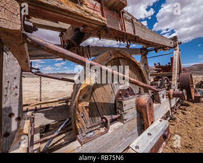 Verlassenen Ölplattform und Lkw, hartnett Straße, Cathedral Valley, Capitol Reef National Park, Utah. Stockfoto