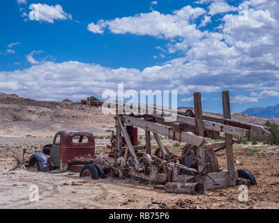 Verlassenen Ölplattform und Lkw, hartnett Straße, Cathedral Valley, Capitol Reef National Park, Utah. Stockfoto