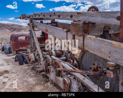 Verlassenen Ölplattform und Lkw, hartnett Straße, Cathedral Valley, Capitol Reef National Park, Utah. Stockfoto