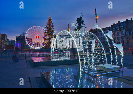 Weihnachtsbeleuchtung auf dem Place de Jaude in Clermont-Ferrand, Auvergne, Frankreich. HDR-Foto Bearbeitung Stockfoto