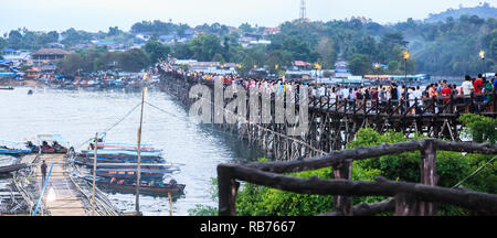 Kanchanaburi, Thailand - 30. Dezember 2018: Touristen überfüllt auf Saphan Mon Holzbrücke (Mon Brücke), längste Holzbrücke von Thailand während Neue Ihr Stockfoto