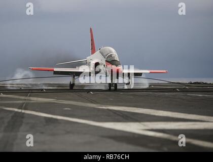 Atlantik (31. 10, 2016) ein T-45C Goshawk vom Training Air Wing Zwei (TRAWING) 2 führt eine verhaftet Landung auf dem Flugdeck der Flugzeugträger USS George Washington (CVN 73). George Washington, homeported in Norfolk unterwegs ist die Durchführung von Carrier Qualifikationen in den Atlantischen Ozean. Stockfoto