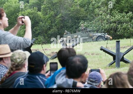 Zuschauer erleben Sie lebendige Geschichte wie sie U.S. sehen und deutschen Soldaten Reenactor eine Schießerei aus dem zweiten Weltkrieg in eine lebendige simulieren Geschichte Krieg Reenactment an der Texas militärische Abteilung Open House und amerikanischen Helden Air Show am Camp Mabry, Austin, Texas, 22. April 2017. Die Wagenburg Gruppen zeigen wie Schlachten wurden im Europäischen Theater zu Ehren derer, die serviert und diejenigen, die dort ihr Leben geopfert, um die Geschichte und die Ära durch lebendige Geschichte lebendig zu halten. Dieses Jahr ist der 75. Jahrestag der US-Gesundheitsbehörde Inkrafttreten des zweiten Weltkriegs und der 100. Ann Stockfoto