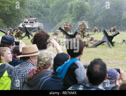 Zuschauer erleben Sie lebendige Geschichte wie sie U.S. sehen und deutschen Soldaten Reenactor eine Schießerei aus dem zweiten Weltkrieg in eine lebendige simulieren Geschichte Krieg Reenactment an der Texas militärische Abteilung Open House und amerikanischen Helden Air Show am Camp Mabry, Austin, Texas, 22. April 2017. Die Wagenburg Gruppen zeigen wie Schlachten wurden im Europäischen Theater zu Ehren derer, die serviert und diejenigen, die dort ihr Leben geopfert, um die Geschichte und die Ära durch lebendige Geschichte lebendig zu halten. Dieses Jahr ist der 75. Jahrestag der US-Gesundheitsbehörde Inkrafttreten des zweiten Weltkriegs und der 100. Ann Stockfoto
