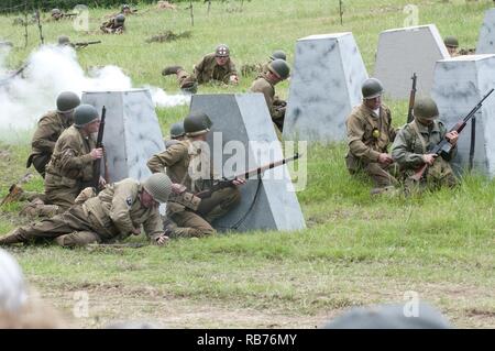 Zuschauer erleben Sie lebendige Geschichte wie sie U.S. sehen und deutschen Soldaten Reenactor eine Schießerei aus dem zweiten Weltkrieg in eine lebendige simulieren Geschichte Krieg Reenactment an der Texas militärische Abteilung Open House und amerikanischen Helden Air Show am Camp Mabry, Austin, Texas, 22. April 2017. Die Wagenburg Gruppen zeigen wie Schlachten wurden im Europäischen Theater zu Ehren derer, die serviert und diejenigen, die dort ihr Leben geopfert, um die Geschichte und die Ära durch lebendige Geschichte lebendig zu halten. Dieses Jahr ist der 75. Jahrestag der US-Gesundheitsbehörde Inkrafttreten des zweiten Weltkriegs und der 100. Ann Stockfoto