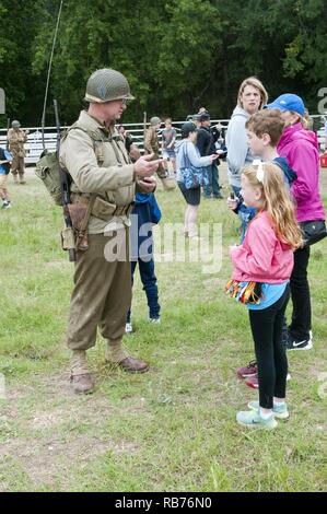 Zuschauer interagieren mit den USA und deutschen Soldaten Reenactor nach einer simulierten eine Schießerei aus dem zweiten Weltkrieg in eine lebendige Geschichte Krieg Reenactment an der Texas militärische Abteilung Open House und amerikanischen Helden Air Show am Camp Mabry, Austin, Texas, 22. April 2017. Die Wagenburg Gruppen zeigen wie Schlachten wurden im Europäischen Theater zu Ehren derer, die serviert und diejenigen, die dort ihr Leben geopfert, um die Geschichte und die Ära durch lebendige Geschichte lebendig zu halten. In diesem Jahr ist der 75. Jahrestag der Eintritt der Vereinigten Staaten in den zweiten Weltkrieg und den 100. Jahrestag der t Stockfoto