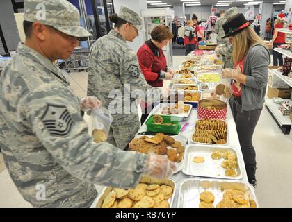 Mitglieder des Tyndall Ehegatten Club, Tyndall ersten Sergeants Association und anderen freiwilligen Flieger Beutel Cookies in der Vorbereitung für die Cookie Caper an der Thrift Shop auf der Tyndall Air Force Base, Fla., Dez. 12, 2016. Die Veranstaltung soll ein, einzelne Flieger, die nicht zu Hause sind und möglicherweise nicht in der Lage, Zeit mit der Familie zu verbringen. Stockfoto