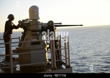 Atlantik (31. 12, 2016) Petty Officer 3rd Class Jakob Beal, ein Eingeborener von Chicago, und Seaman Jeffery Martin, ein Eingeborener von Enterprise, Ala., Reparatur eines 25-mm-Maschinengewehr an Bord amphibisches Schiff USS Iwo Jima (LHD7). Iwo Jima ist unterwegs verfolgen Mobility-Engineering (MOB-E) und Mobility-Seaman (MOB-S) Zertifizierungen als Teil des Schiffes vor der Bereitstellung Qualifizierung. Stockfoto