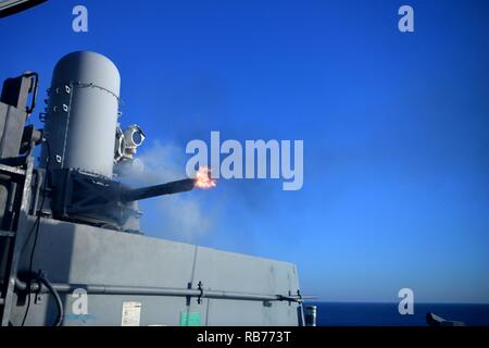 Atlantik (31. 12, 2016) eine enge - in Weapon System (Ciws) ist aus der Ferne an Bord amphibisches Schiff USS Iwo Jima (LHD 7) Während einer Live-fire Übung gefeuert. Iwo Jima ist unterwegs verfolgen Mobility-Engineering (MOB-E) und Mobility-Seaman (MOB-S) Zertifizierungen als Teil des Schiffes vor der Bereitstellung Qualifizierung. Stockfoto