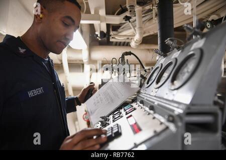 Mittelmeer (31. 12, 2016) - Petty Officer 3rd Class Jon S. Hebert, aus Chicago, verschiebt niedrigem Luftdruck Kompressoren während technische Universal-bohrer an Bord der USS Donald Cook (DDG75), Dez. 12, 2016. Donald Cook, ein arleigh-burke Klasse geführte-missile Destroyer, Vorwärts - Rota, Spanien bereitgestellt werden, ist die Durchführung von naval Operations in den USA 6 Flotte Bereich der Maßnahmen zur Unterstützung der US-amerikanischen nationalen Sicherheitsinteressen in Europa und Afrika. Stockfoto