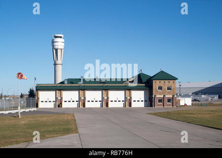 Emergency Response Services Gebäude- und Kontrollturm am Calgary International Airport Stockfoto