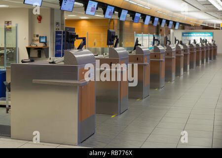 Reihe von Check-in-Schaltern am Calgary International Airport Stockfoto