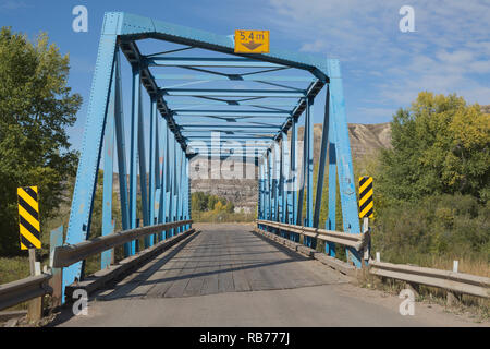 Einspurige Metallbrücke, #9 einer Serie von 11 Brücken über den Rosebud River auf einer 6 km langen Strecke von Rosedale nach Wayne im ländlichen Alberta, Kanada Stockfoto