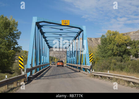 LKW fahren über eine einspurige Metallbrücke, #9 einer Serie von 11 Brücken über den Rosebud River auf einer 6 km langen Strecke von Rosedale nach Wayne in Alberta Stockfoto