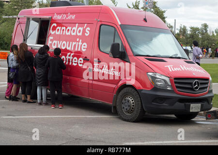 Tim Hortons Van, der am Canada Day Kaffee verkauft Stockfoto