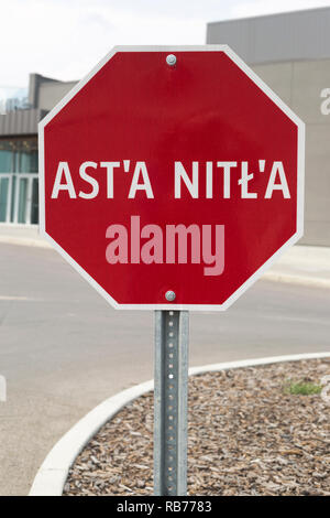 Tsuut’ina autochthone Sprache Stoppschild in Calgary, Alberta, Kanada. Ast’a Nitl’a Stockfoto