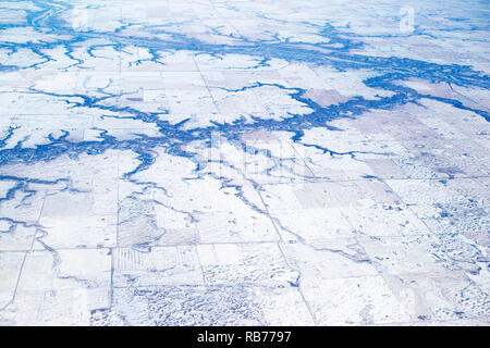 Dendritische Flussentwässerung in der Prärielandschaftslandschaft, Luftaufnahme des Red Deer River und der Nebenflüsse in der Nähe von Drumheller, Alberta, Kanada Stockfoto