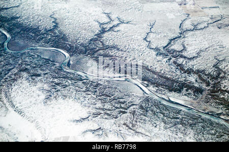 Das dendritische Flussdrainagemuster in der Prärielandschaft. Der schneebedeckte Red Deer River und Rangeland im Winter, Alberta, Kanada, aus der Vogelperspektive Stockfoto