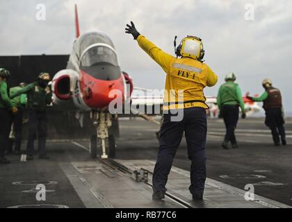 Atlantik (31. 12, 2016) ein Seemann leitet eine T-45 C Goshawk vom Training Air Wing (TRAWING) 1 auf das katapult an Bord der Flight Deck der Flugzeugträger USS George Washington (CVN 73). George Washington, homeported in Norfolk unterwegs ist die Durchführung von Carrier Qualifikationen in den Atlantischen Ozean. Stockfoto