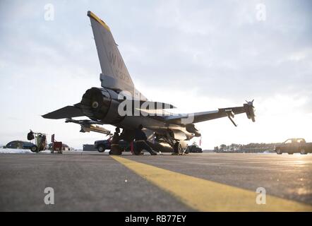 Us Air Force Airman 1st Class Eric Chung, Links, eine Crew Chief und Staff Sgt. Esteban Ramirez, rechts, eine Motoren Techniker, beide mit dem 14 Aircraft Maintenance Unit, die Wartung durchführen unter einem F-16 Fighting Falcon bei Misawa Air Base, Japan, Dez. 12, 2016. Mehrere Geschäfte vom 35. Aircraft Maintenance Squadron arbeitet mit jedem anderen ihr spezialisiertes Handwerk auf dem Flugzeug durchzuführen. Flieger durchgeführte Instandhaltung durch Motor Panels in einem F-16, sodass Mitarbeiter einen Motor zu beheben, ohne sie zu entfernen. Stockfoto