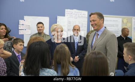 Todd A. Weiler, Stellvertretender Sekretär für Verteidigung, Manpower und finden Angelegenheiten, spricht mit Kreuzung elementare Studenten bei einem Besuch in Marine Corps Base Quantico (MCBQ), Va., Nov. 12, 2016. Weiler met mit militärischen und zivilen Führung von MCBQ auf Basis Vorgänge besser zu verstehen. Stockfoto