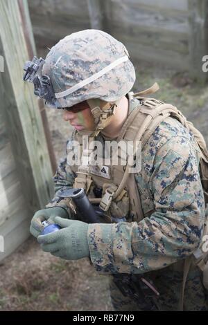 Us Marine Corps Cpl. Jesaja Briley, rifleman, Lima, 3 Bataillon, 8 Marine Regiment, 2nd Marine Division (2d MARDIV), bereitet eine M69 inert Handgranate bei einer Live-fire Strecke am Infanteriezug Schlacht Kurs als Teil einer Bereitstellung für die Ausbildung (DFT), auf Fort Pickett, Va., Nov. 12, 2016 zu werfen. DFT ist ein zwei-wöchigen Übung zur Förderung der Kompetenz und Einsatzbereitschaft. Stockfoto