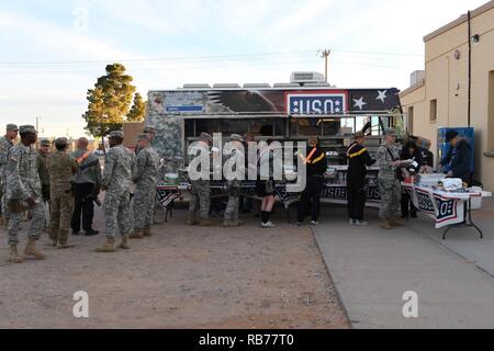 USO freiwillige dienen Soldaten während" Partei in der Wüste", eine Veranstaltung mit dem 642 . Region Support Group, bei McGregor Range, N.M., Dez. 12, 2016. Stockfoto