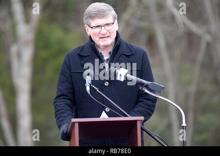 Bill Shacklett, Stadtrat in Murfreesboro, Tennessee, gibt der Aufruf zu einem Ribbon Cutting Festakt zum Abschluss der Norden Murfreesboro Greenway Projekt Dez. 14, 2016. Die US-Armee Korps der Ingenieure Nashville Bezirk abgeschlossen Verbesserungen der Walter Hill Trailhead und der Weg ist jetzt für die Öffentlichkeit zugänglich. Stockfoto