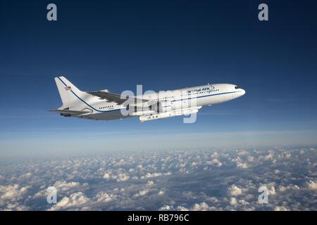 Die Orbital ATK L-1011 Stargazer Flugzeug fliegt über den Atlantik, die Pegasus XL Rakete mit acht Cyclone Global Navigation Satellite System Raumschiff. Die 45Th Space Wing unterstützt erfolgreich Rakete von Orbital ATK launch Dez. 15 um 8:37 Uhr von der L-1011 Träger Flugzeuge, die aus dem Kompaktlader Streifen der Cape Canaveral Air Force Station, Fla. nahm laut NASA CYGNSS Satelliten werden häufige und genaue Messungen der Meeresoberfläche Winde während des gesamten Lebenszyklus von tropischen Stürmen und Hurrikanen. Die Daten, die CYGNSS bietet Wissenschaftlern ermöglichen wird, Schlüssel zur Sonde Stockfoto